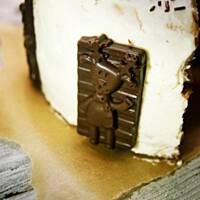 Torcik z masą czekoladową i wiśniami