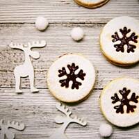 Kruche ciasteczka z dżemem wiśniowym