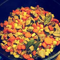 Jesienny gulasz z słodko-kwaśnym ogórkiem