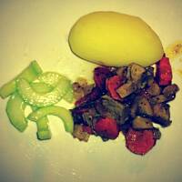 Jesienny gulasz z słodko-kwaśnym ogórkiem