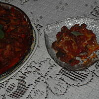 śledzie z pieczarkami, papryką i korniszonami