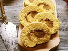 Fot. APM, Rolada biszkoptowa z jabłkami