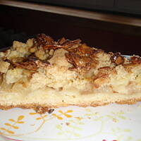 Jabłecznik z karmelizowanymi migdałami i kruszonką