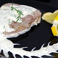 Tuńczyk Pieczony w Sosie