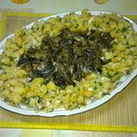 śledzie marynowane z grzybami i sałatką ziemniaczaną