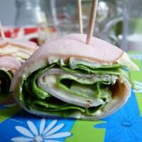 Roladki szynkowe z sałatą