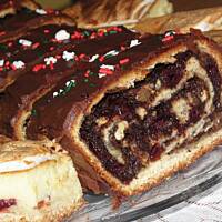 Makowiec z wiśniami.