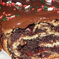 Makowiec z wiśniami.