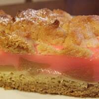 Szarlotka z renetą i budyniem wiśniowym.