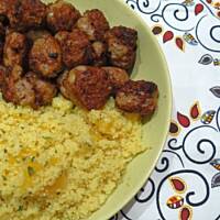 Klopsiki z indyka po marokańsku z cytrusowym kus-kusem.