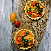 Tartaletki z kurczakiem, pomidorkami i oliwkami