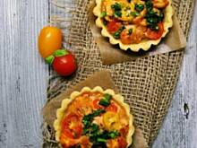 Fot. APM, Tartaletki z kurczakiem, pomidorkami i oliwkami