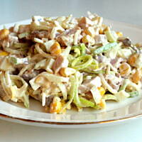 Imprezowa sałatka z kęskami piwnymi