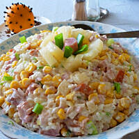 Sałatka z wędzonym kurczakiem i ananasem