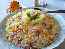 Fot. Mama - Różyczki, Sałatka z wędzonym kurczakiem i ananasem