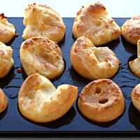 Yorkshire pudding z sosem pieczarkowym