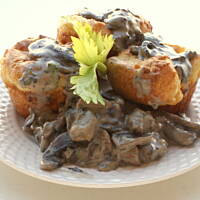 Yorkshire pudding z sosem pieczarkowym