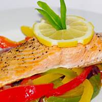 Pstrąg łososiowy na paprykowej podusi