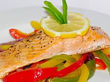 Fot. evita0007, Pstrąg łososiowy na paprykowej podusi