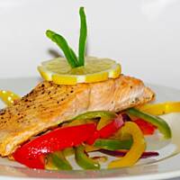 Pstrąg łososiowy na paprykowej podusi