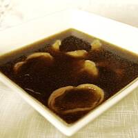 Wigilijny, grzybowy barszcz z uszkami