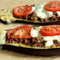 Pieczone bakłażany z mięsem i mozzarellą