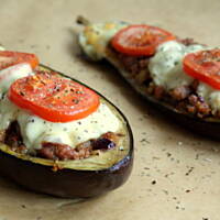 Pieczone bakłażany z mięsem i mozzarellą