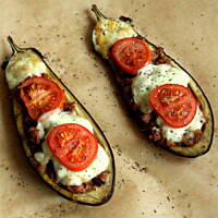 Pieczone bakłażany z mięsem i mozzarellą