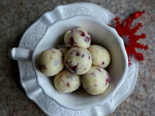Fot. kasia_sach, Białe trufle z migdałami i żurawiną (ok 25-30 szt)
