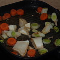 Schab z dzika z jarzynami i rumem