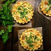 Tartaletki z łososiem i sosem serowym