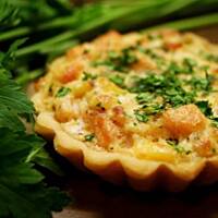 Tartaletki z łososiem i sosem serowym