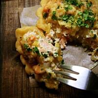 Tartaletki z łososiem i sosem serowym