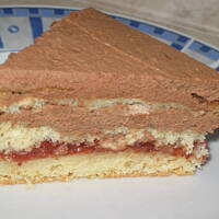 Torcik z kremem czekoladowym.