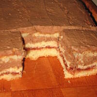 Torcik z kremem czekoladowym.