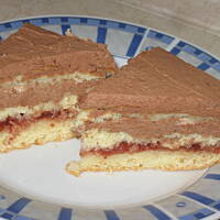 Torcik z kremem czekoladowym.