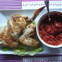 Imbirowe skrzydełka z pikantną salsą