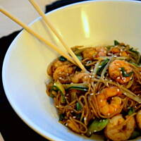 Stir-fry z krewetkami, warzywami i makaronem noodle