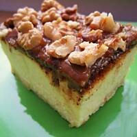 Sernik z masą krówkową i orzechami