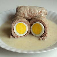 Roladki schabowe z szynką i jajkiem w sosie chrzanowym