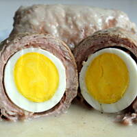 Roladki schabowe z szynką i jajkiem w sosie chrzanowym