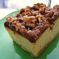 Sernik z masą krówkową i orzechami