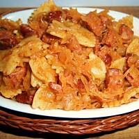 Łazanki z kapustą i kiełbasą na czerwono