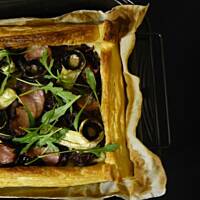 Tarta z karmelizowaną cebulą, wędzoną szynką i serem pleśniowym