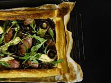 Fot. Babeczka_piecze, Tarta z karmelizowaną cebulą, wędzoną szynką i serem pleśniowym