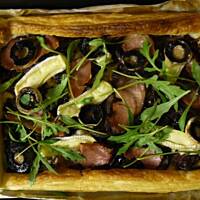 Tarta z karmelizowaną cebulą, wędzoną szynką i serem pleśniowym