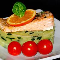 Łosoś na ziemniakach ze szpinakiem