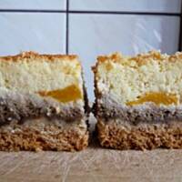 Sernik orzechowy z brzoskwiniami