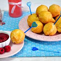 Waniliowe pączusie z malinami