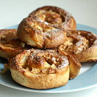 Drożdżowe bułeczki z jabłkami